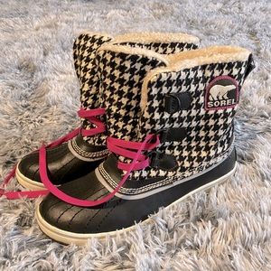 SUPER CUTE HOUNDSTOOTH SOREL SNOWBOOT